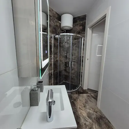New 3bed And 3 Bath Location *